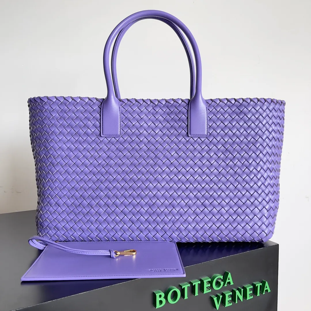 Batch 2860 Classic returns... (large size 51cm) • Cabat, born in 2001, is one of the most iconic styles of the Bottega Veneta workshop. The whole bag is made of top-grade imported lambskin. There is no exposed logo on the whole bag, but with the classic wide woven elements, you can tell who it belongs to at a glance! Can be carried on one shoulder, very practical! Style number: 608811 Size: 51*18*28